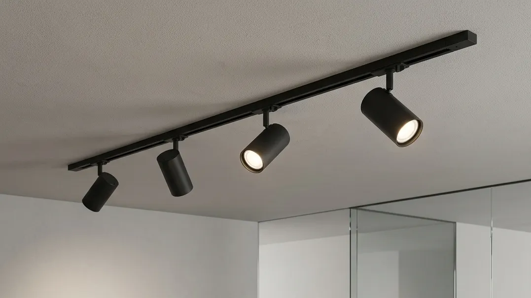 Instalación de focos de carril orientables en local comercial en Valencia, iluminación técnica LED