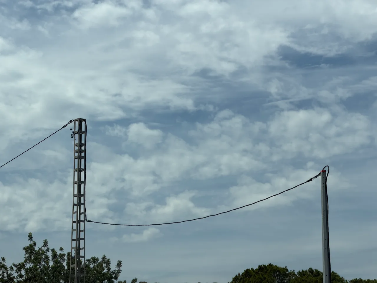 Línea aérea de baja tensión tendida entre apoyos en Villamarxant, Valencia