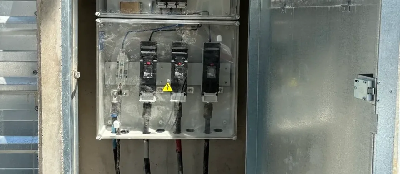 Cuadro de suministro eléctrico provisional de obra con su protección y medida