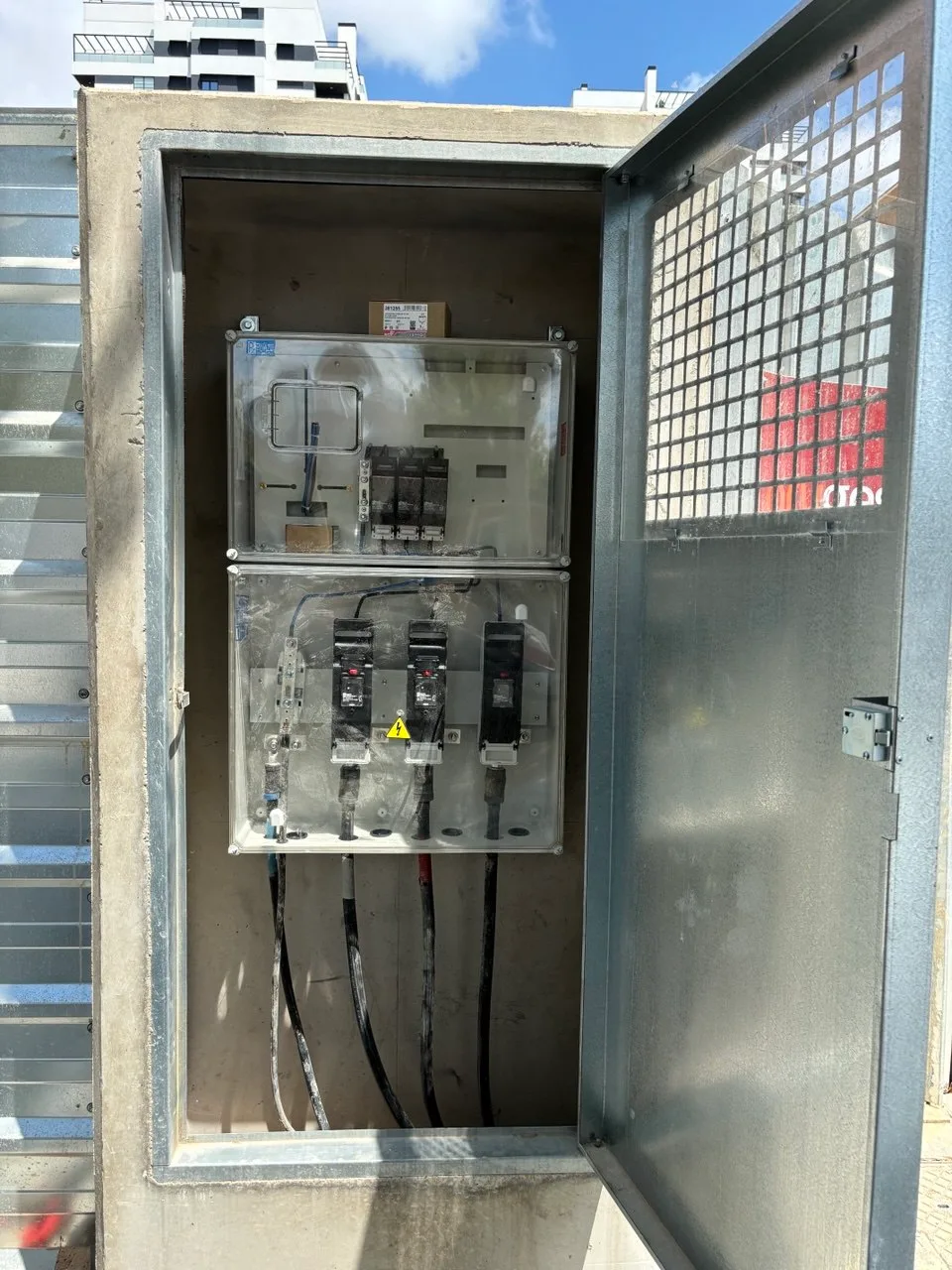 Armario de suministro eléctrico de obra con módulo de medida y cuadro de protecciones en una obra de Valencia