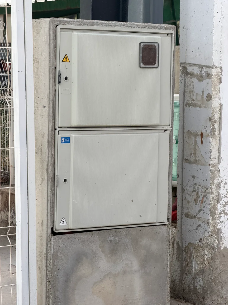 Caja de protección y medida instalada sobre peana de hormigón para un nuevo suministro eléctrico en Llíria, Valencia