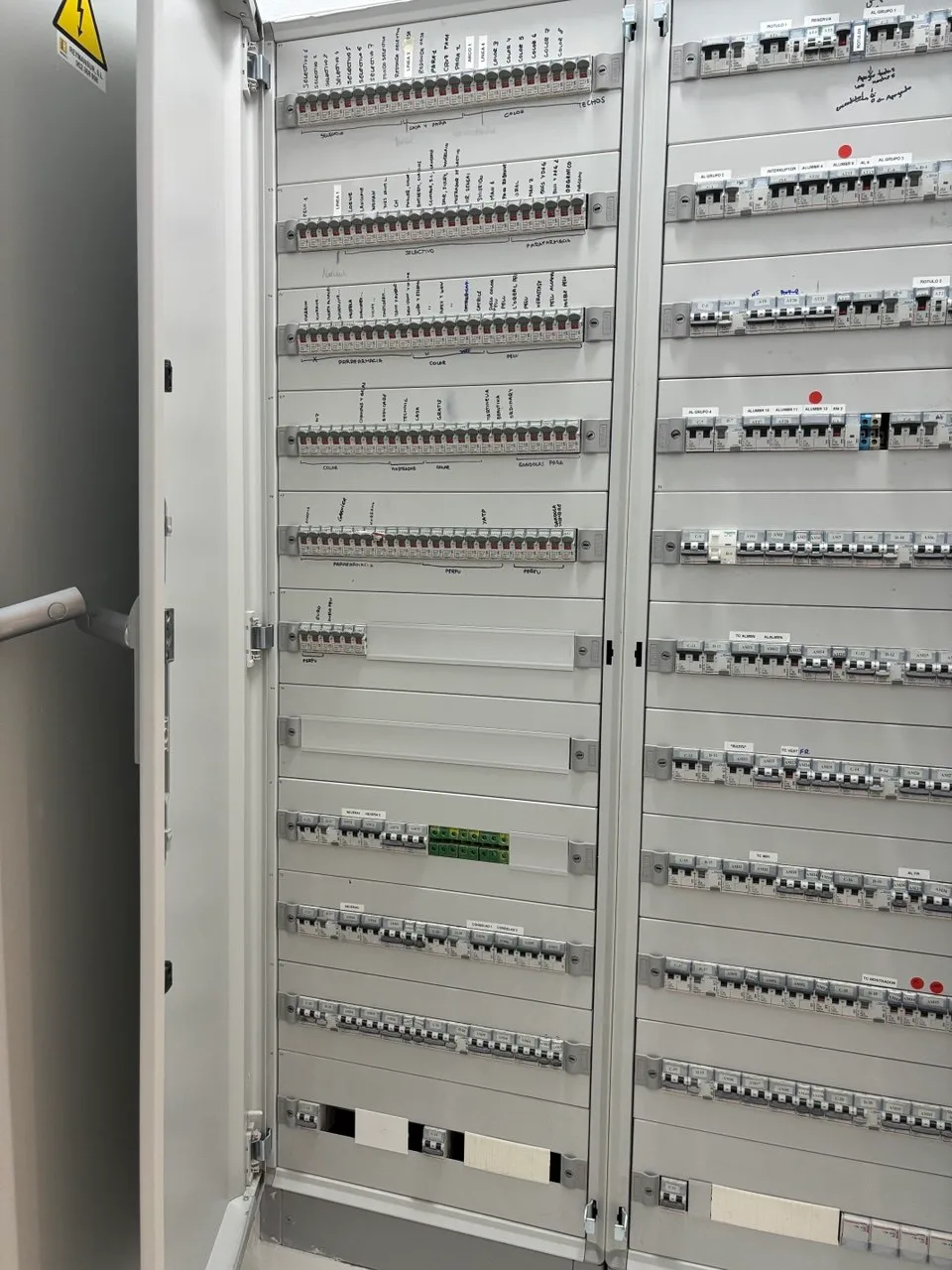 Cuadro eléctrico general de un local de pública concurrencia en el centro comercial Bonaire, Aldaia, con los circuitos identificados